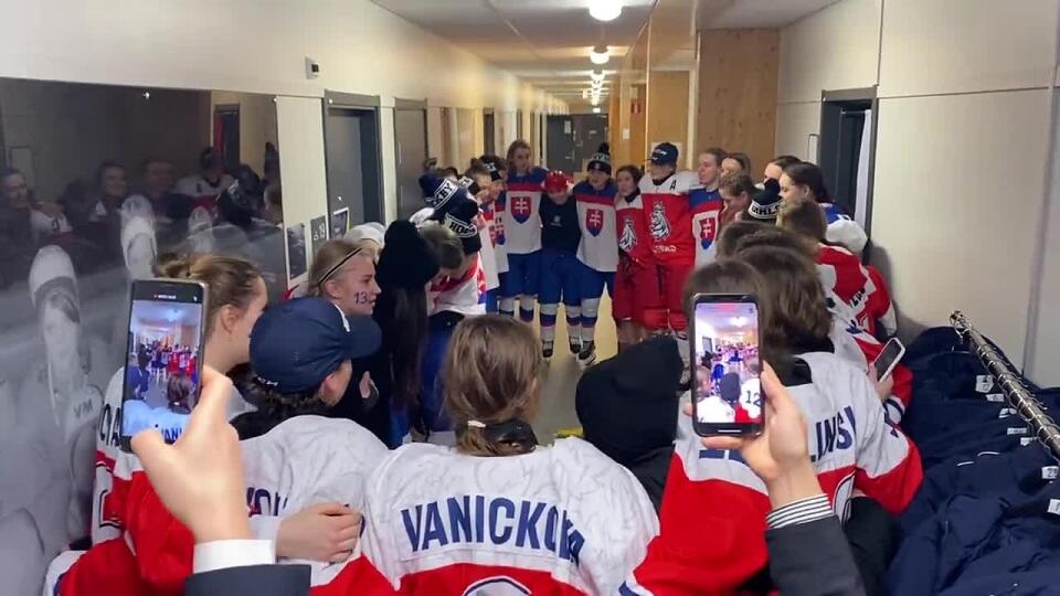 Emotívny moment po hokejovom derby: Slovenky a Češky sa pochytali za ramená a spievali spolu