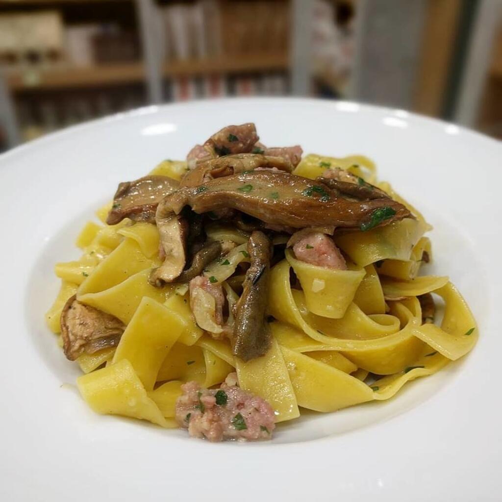 Pappardelle s dubákmi a čerstvou salsicciou
