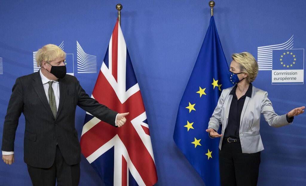 JB 35 Brusel - Predsedníčka Európskej komisie Ursula von der Leyenová (vpravo) víta britského premiéra Borisa Johnsona počas ich stretnutia v rámci pracovnej večere k pobrexitovej dohode v Bruseli 9. decembra 2020. Britský premiér Boris Johnson v stredu letecky pricestoval do Bruselu, kde ho na pracovnej večeri čakajú rozhovory s predsedníčkou Európskej komisie Ursulou von der Leyenovou, aby sa pokúsili zachrániť rokovania o pobrexitovej obchodnej dohode. Večera môže nádeje na dohodu aj 