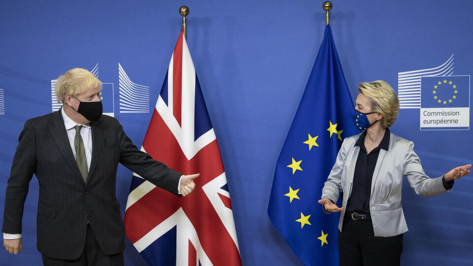 JB 35 Brusel - Predsedníčka Európskej komisie Ursula von der Leyenová (vpravo) víta britského premiéra Borisa Johnsona počas ich stretnutia v rámci pracovnej večere k pobrexitovej dohode v Bruseli 9. decembra 2020. Britský premiér Boris Johnson v stredu letecky pricestoval do Bruselu, kde ho na pracovnej večeri čakajú rozhovory s predsedníčkou Európskej komisie Ursulou von der Leyenovou, aby sa pokúsili zachrániť rokovania o pobrexitovej obchodnej dohode. Večera môže nádeje na dohodu aj