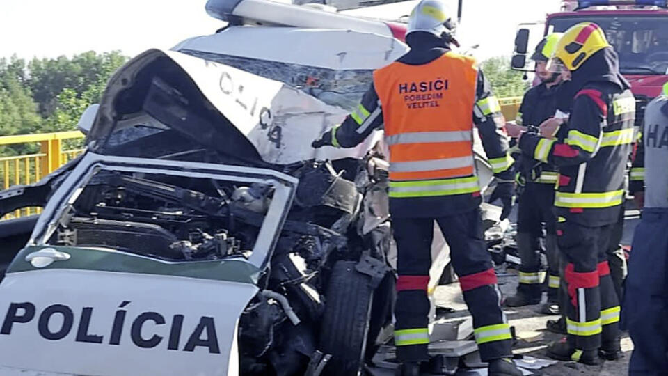 Život dvoch hasičov si vyžiadala nehoda na diaľnici D1 pri Hornej Strede v okrese Nové Mesto nad Váhom.