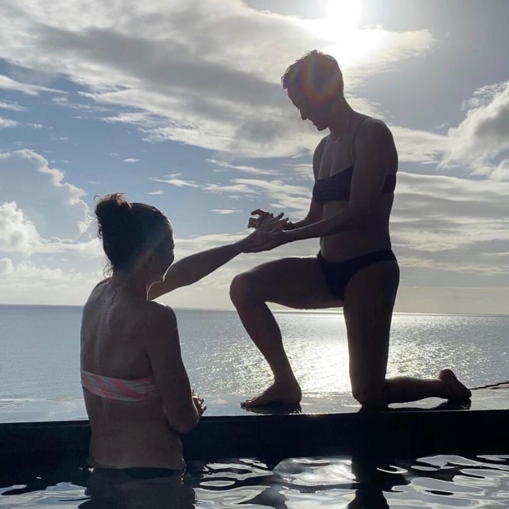 Megan Rapinoe pokľakla pred priateľku Sue Birdovú.