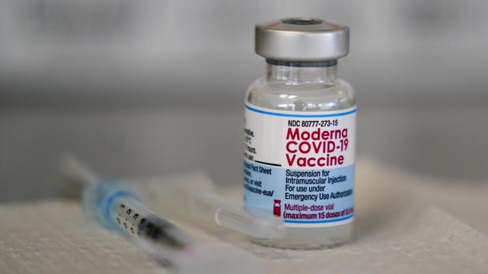 KK8 archív Norristown - Na arcívnej snímke zo 7. decembra 2021 vakcína proti ochoreniu Covid-19 od spoločnosti Moderna vo vakcinačnom centre v americkom Norristowne. Americká farmaceutická spoločnosť Moderna v pondelok 20. decembra 2021 oznámila, že posilňujúca dávka jej vakcíny proti koronavírusu by mala poskytovať ochranu aj proti koronavírusovému variantu omikron. FOTO TASR/AP
FILE - A vial of the Moderna COVID-19 vaccine is seen during a vaccination clinic at the Norristown Public Health Ce