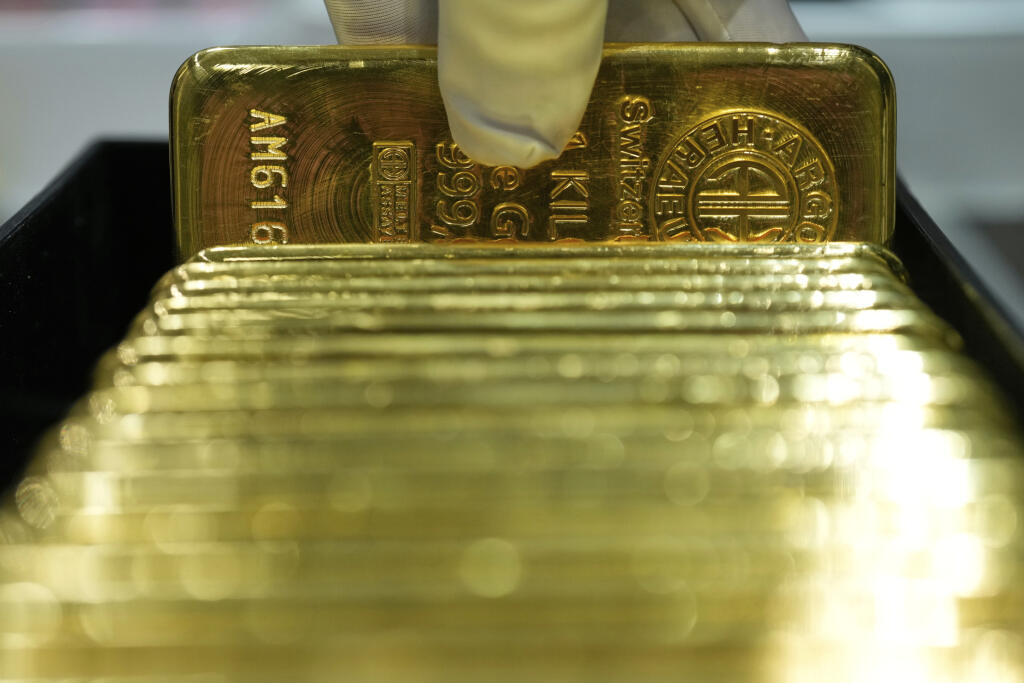 WA 21 Mníchov - Tehličky zlata sú vystavené v miestnosti s bezpečnostnými schránkami v Mníchove v piatok 25. apríla 2025. FOTO TASR/AP 

An employee of Pro Aurum gold house lifts 1 Kg gold bars of 999.9 purity in the safe deposit boxes room in Munich, Germany, Friday, April 25, 2025. (AP Photo/Matthias Schrader)