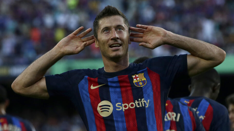 WA 79 Barcelona - Futbalista FC Barcelona Robert Lewandowski sa teší po strelení úvodného gólu v zápase 3. kola La Ligy FC Barcelona - Real Valladolid v Barcelone v nedeľu 28. augusta 2022. FOTO TASR/AP
Barcelona's Robert Lewandowski celebrates after scoring his side's opening goal during a Spanish La Liga soccer match between FC Barcelona and Valladolid CF at the Camp Nou stadium in Barcelona, Spain, Sunday, Aug. 28, 2022. (AP Photo/Joan Monfort)