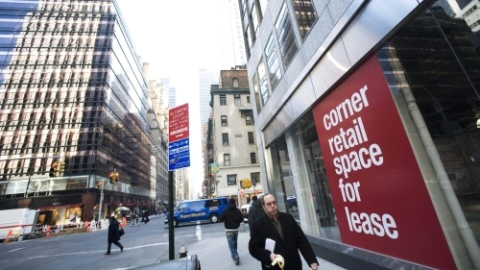 rm 9 New York - Prázdny obchod na prenajatie na Madison Avenue v New Yorku 2.februára 2009. Maloobchodníci sú nútení stále viac prepúša a zazanamenali v januári prudký pokles predaja. Tieto výsledky vedú k obavám o finanènom zdraví maloobchodu. FOTO TASR/AP Empty retail space is shown on Madison Ave. in New York Monday, Feb. 2, 2009. Shoppers grappling with rising layoffs and shrinking retirement accounts dug deep into survival mode last month, leading to sharp January sales declines for many