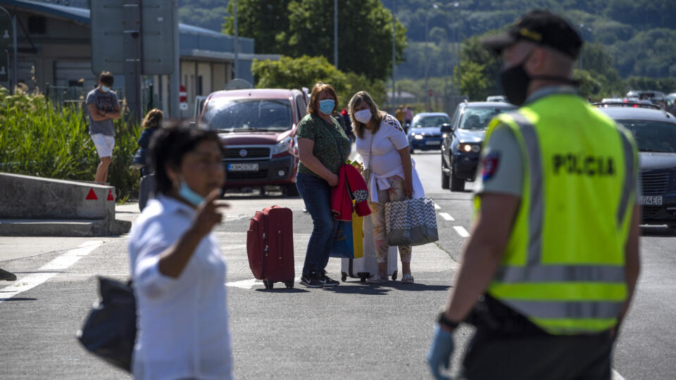 Na snímke repatrianti čakajú na spustenie inteligentnej karantény pomocou aplikácie eKaranténa na slovensko - rakúskom hraničnom priechode Bratislava - Berg 22. mája 2020. Inteligentná karanténa sa mala spustiť v piatok o 15.00 h. Posudzujú ju spoločnosti Apple a Google. FOTO TASR - Jaroslav Novák
