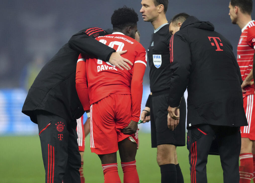 WA 43 Berlín - Zranený futbalista Bayernu Mníchov Alphonso Davies (druhý zľava) odchádza z ihriska počas zápasu 13. kola nemeckej Bundesligy Hertha BSC - Bayern Mníchov v Berlíne v sobotu 5. novembra 2022. FOTO TASR/AP
Bayern's Alphonso Davies holds his upper leg while he leaves the pitch during the German Bundesliga soccer match between Hertha BSC Berlin and FC Bayern Munich in Berlin, Germany, Saturday, Nov. 5, 2022. (AP Photo/Michael Sohn)