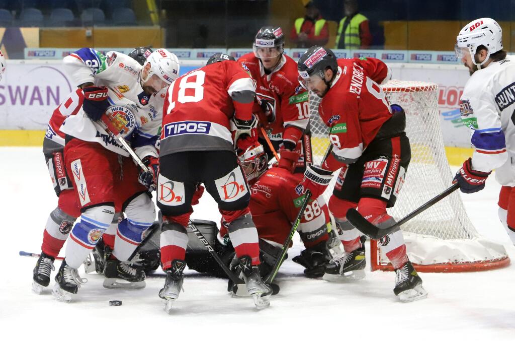 Na snímke situácia pred prešovskou bránou počas 21. kola hokejovej Tipos extraligy HKM Zvolen - HC MV Transport Prešov 27. novembra 2022 vo Zvolene.