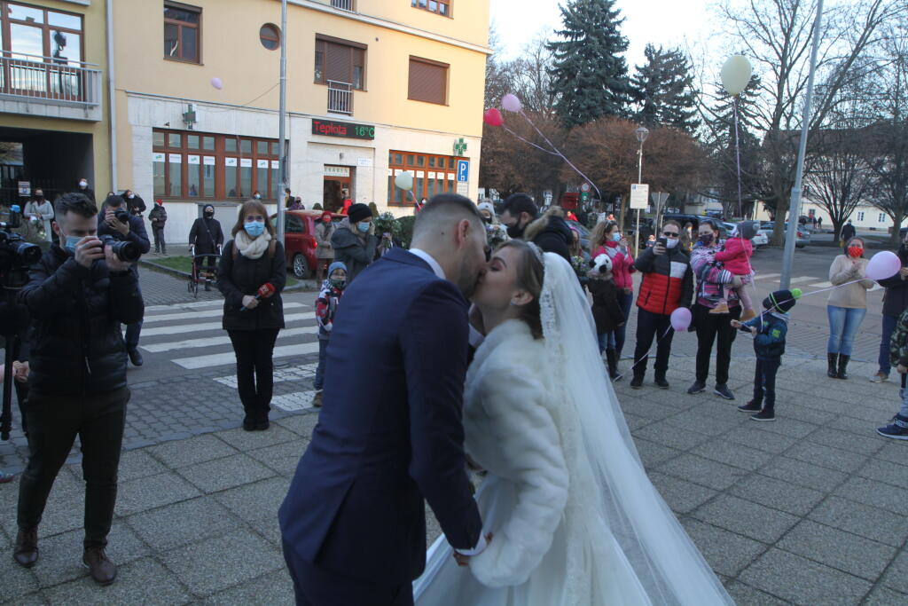 Dominika Stará má za sebou konečne svoj vysnívaný svadobný deň. V kostole Nenebovzatia Panny Márie v Šamoríne, si vzala Michala Jurenu.