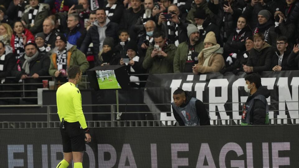 KK46 Frankfurt nad Mohanom - Rozhodca Srdjan Jovanovič sleduje na televíznej obrazovke VAR počas prvého zápasu štvrťfinále Európskej ligy Eintracht Frankfurt - FC Barcelona 7. apríla 2022 vo Frankfurte nad Mohanom. FOTO TASR/AP
Barcelona's Gavi, right, duels for the ball with Frankfurt's Kristijan Jakic during the Europa League quarter final, first leg soccer match between Eintracht Frankfurt and Barcelona at the Commerzbank Arena in Frankfurt, Germany, Thursday, April 7, 2022. (AP Photo/Michael