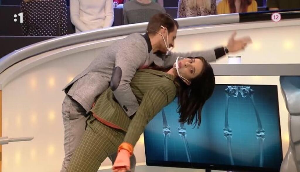 Zuzana Fialová predviedla v Záhadách tela, aká je ohybná. Asistoval jej kolega Juraj Loj.
