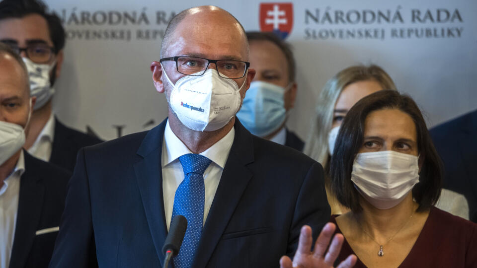 Na snímke zľava predseda SaS a minister hospodárstva SR Richard Sulík a ministerka spravodlivosti SR Mária Kolíková (Za ľudí) počas tlačovej konferencie strany Sloboda a Solidarita 8. septembra 2021 v Bratislave. Poslanci Národnej rady (NR) SR zo strany Za ľudí okolo Márie Kolíkovej končia v strane i poslaneckom klube. Odchádzajú do klubu SAS. Klub Za ľudí sa po ich odchode rozpadne, keďže v ňom nebude dostatok poslancov na jeho ďalšie fungovanie. FOTO TASR - Jaroslav Novák