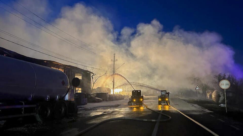 Hasiči zasahujú po dvoch explóziách na čerpacej stanici skvapalneného plynu (LPG) v mestečku Crevedi neďaleko Bukurešti v sobotu 26. augusta 2023.
