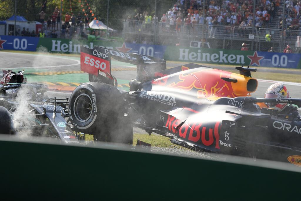 Hamilton pravdepodobne nevie Verstappenovi zabudnúť kolíziu z Monzy a v čerstvej pamäti má aj brazílske vytlačenie mimo trate.