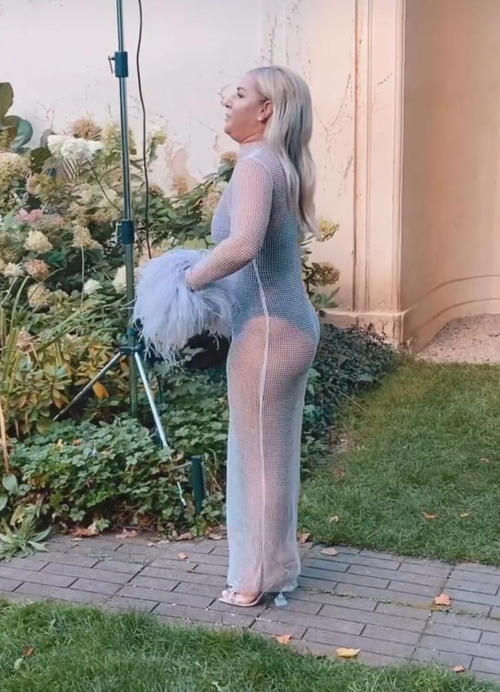 Bývalá tenistka sa objavila na párty známej kliniky krásy v Prahe, kde bola stredobodom pozornosti vďaka svojmu outfitu.