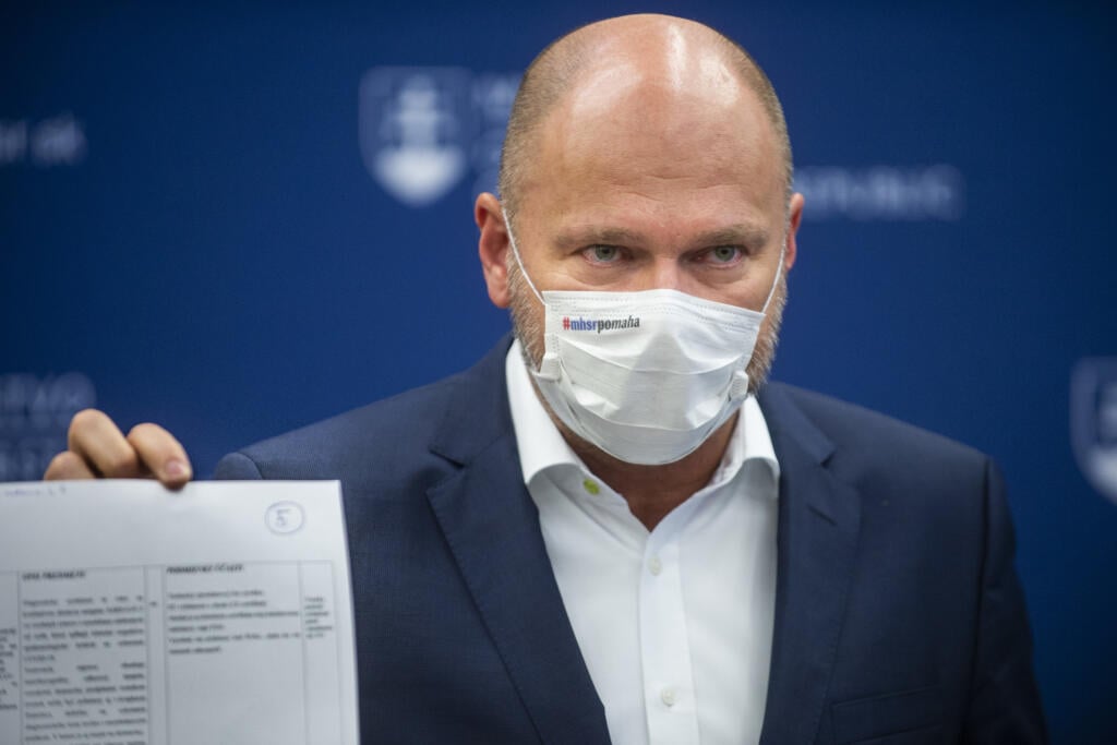 Na snímke podpredseda vlády a minister hospodárstva SR Richard Sulík (SaS) reaguje na výroky premiéra Igora Matoviča (OĽaNO) v súvislosti s nákupom antigénových testov počas tlačovej konferencie v Bratislave vo štvrtok 10. decembra 2020. FOTO TASR - Jakub Kotian