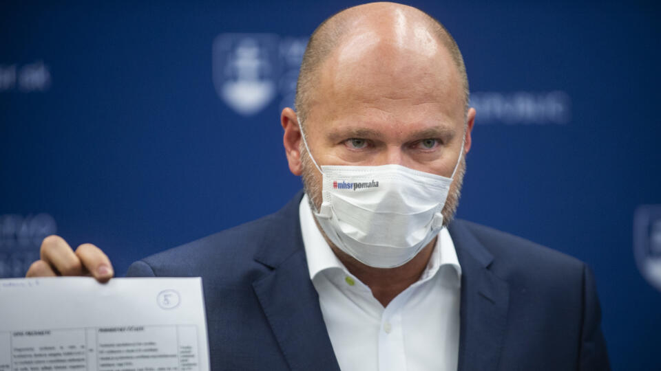 Na snímke podpredseda vlády a minister hospodárstva SR Richard Sulík (SaS) reaguje na výroky premiéra Igora Matoviča (OĽaNO) v súvislosti s nákupom antigénových testov počas tlačovej konferencie v Bratislave vo štvrtok 10. decembra 2020. FOTO TASR - Jakub Kotian