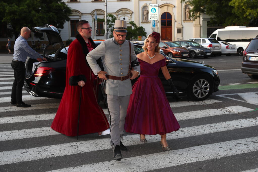 Dominika sa predviedla v róbe doplnenej luxusnými šperkami. „Dominike šil pri príležitosti jej oslavy špeciálne šaty Boris Hanečka. Doplnené sú lodičkami Manolo Blahnik,“ prezradil nám Andrej Kusalík.