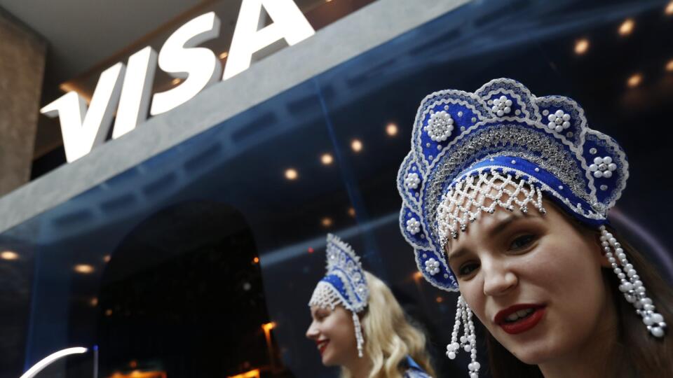 PK 39 archív Moskva - Na archívnej snímke z 5. júla 2018 žena v tradičnom odeve stojí pri logu spoločnosti VISA počas Majstrovstiev sveta vo futbale 2018 v Moskve. V reakcii na ruskú inváziu na Ukrajinu prevádzkovatelia platobných kariet Mastercard a Visa pozastavili svoje aktivity v Rusku. Mastercard uviedla, že jej sieť už nebude podporovať karty vydané ruskými bankami a akákoľvek karta vydaná mimo tejto krajiny nebude fungovať v ruských obchodoch a bankomatoch. FOTO TASR/AP
FILE - In this Ju