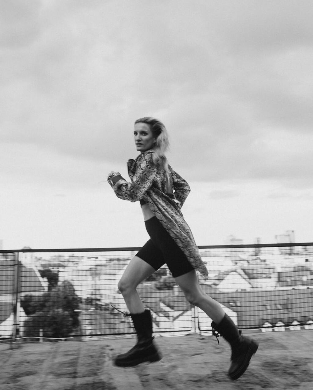 Adela Vinczeová sa nechala nafotiť mladou fotografkou. Vznikla z toho séria krásnych záberov.