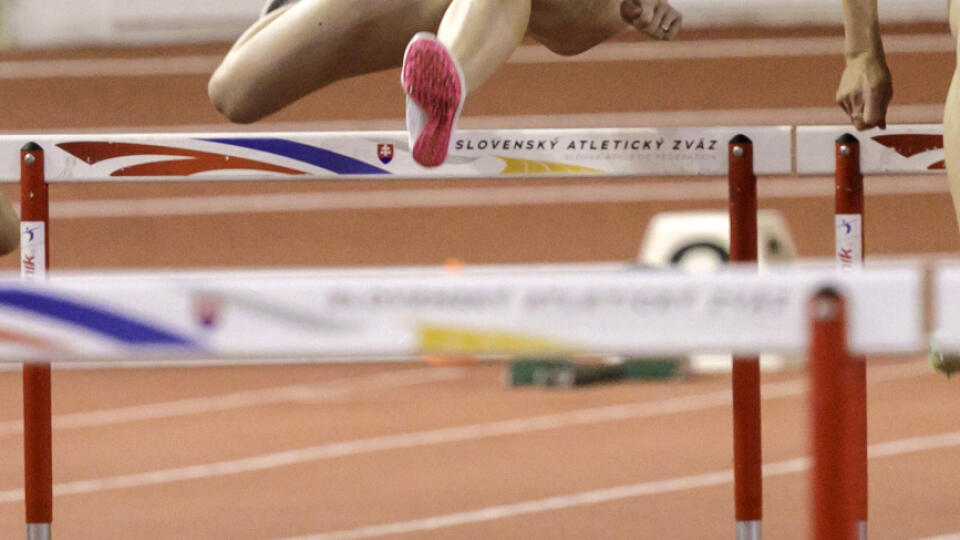 Na snímke zľava Monika Baňovičová (Naša atletika Bratislava) a Stanislava Škvarková (ŠK Dukla o.z. Banská Bystrica) v rozbehu 60 m prekážok počas 57. halových majstrovstiev Slovenska 19. februára 2023 v Bratislave. FOTO TASR - Dano Veselský