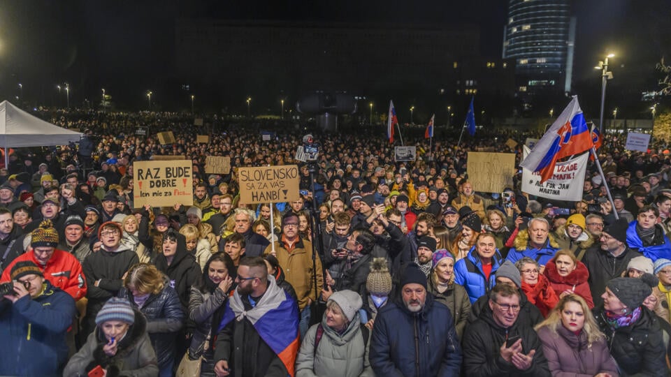 Na snímke ľudia sa účastnia na druhom spoločnom proteste opozície - hnutia Progresívne Slovensko (PS), strany Sloboda a Solidarita (SaS) a Kresťanskodemokratického hnutia proti rušeniu Úradu Špeciálnej prokuratúry (ÚPŠ) pred Úradom vlády SR v Bratislave 12. decembra 2023. FOTO TASR - Jaroslav Novák


