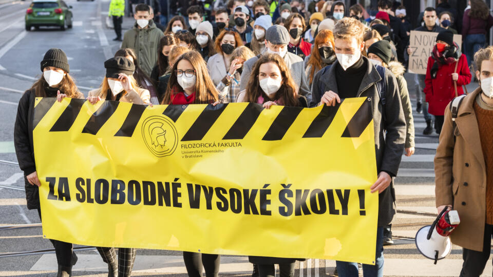 Na snímke študenti počas protestného pochodu za slobodné vysoké školy v Bratislave 10. novembra 2021. FOTO TASR - Jaroslav Novák