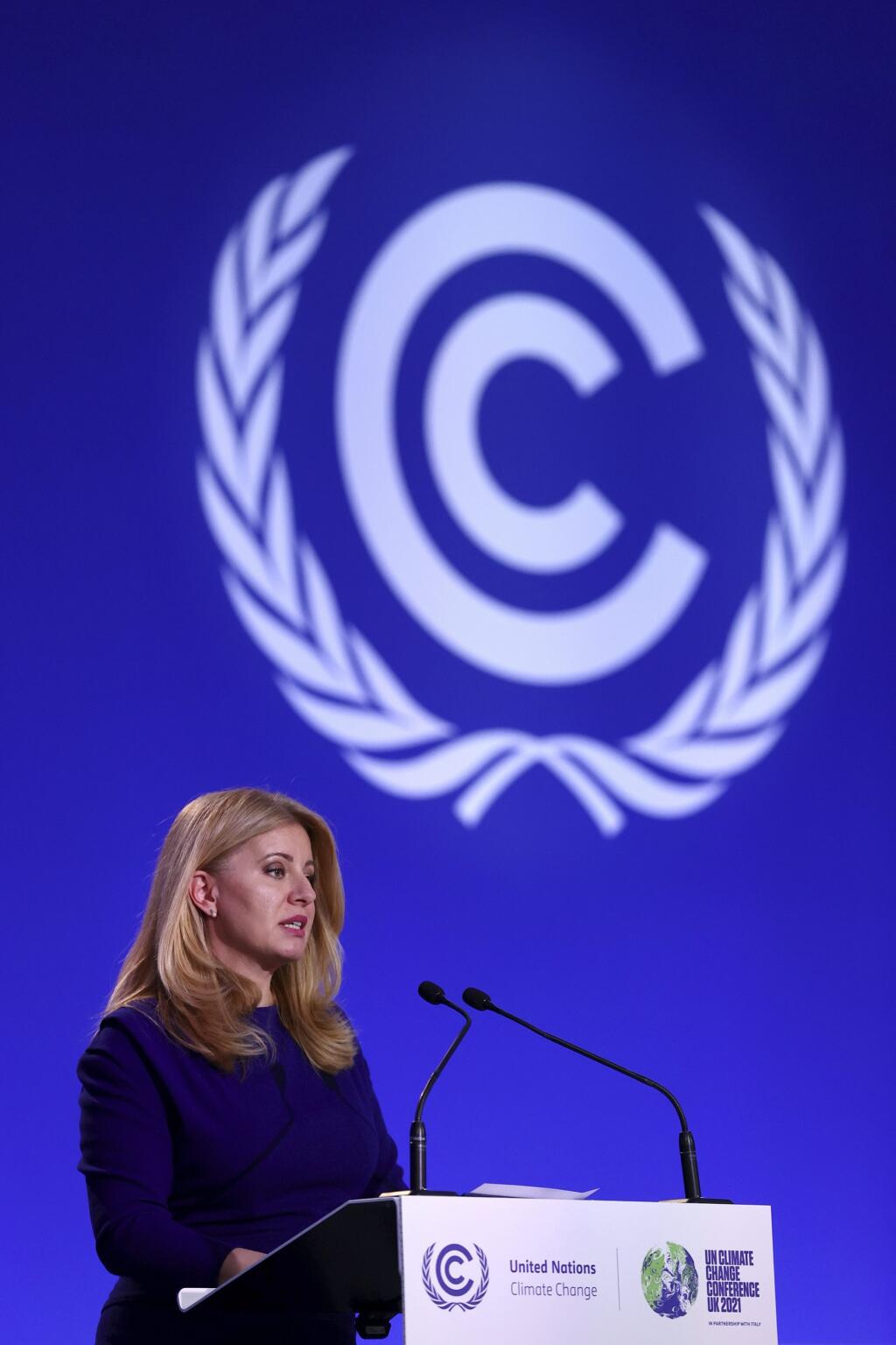 JB 22 Glasgow - Prezidentka SR Zuzana Čaputová počas prejavu na klimatickom summite COP26 v Glasgowe 2. novembra 2021. Slovenská prezidentka Zuzana Čaputová vystúpila v utorok na klimatickej konferencii OSN v Glasgowe, ktorú označila za rozhodujúcu pre budúcnosť planéty. Varovala, že politici zatiaľ nedokázali prijať účinné opatrenia, ktoré by zvrátili prehlbujúcu sa klimatickú krízu. Podľa prezidentky hrozí Zemi