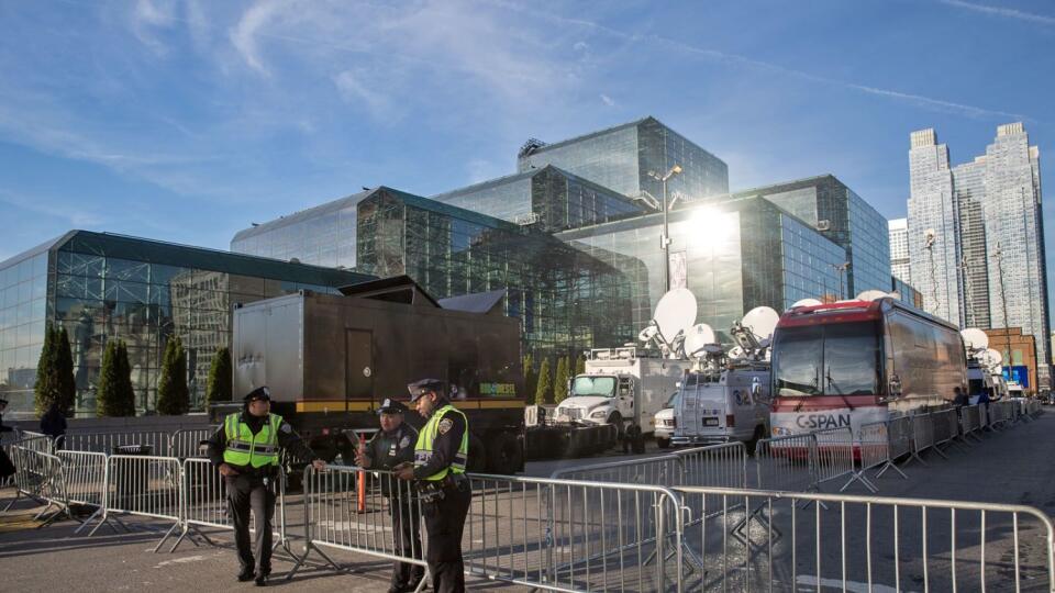 Policajti pred Jacob K. Javits Convention Center, kde mala volebnú základňu Hillary Clintonová.