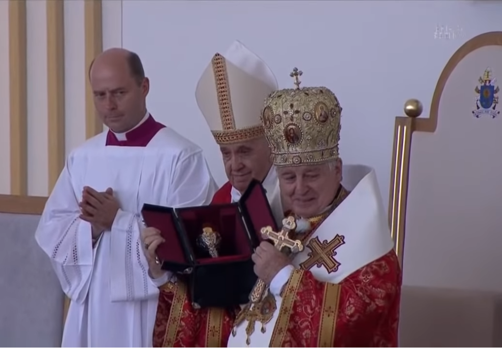 V Prešove pápež František veriacim daroval kalich.
