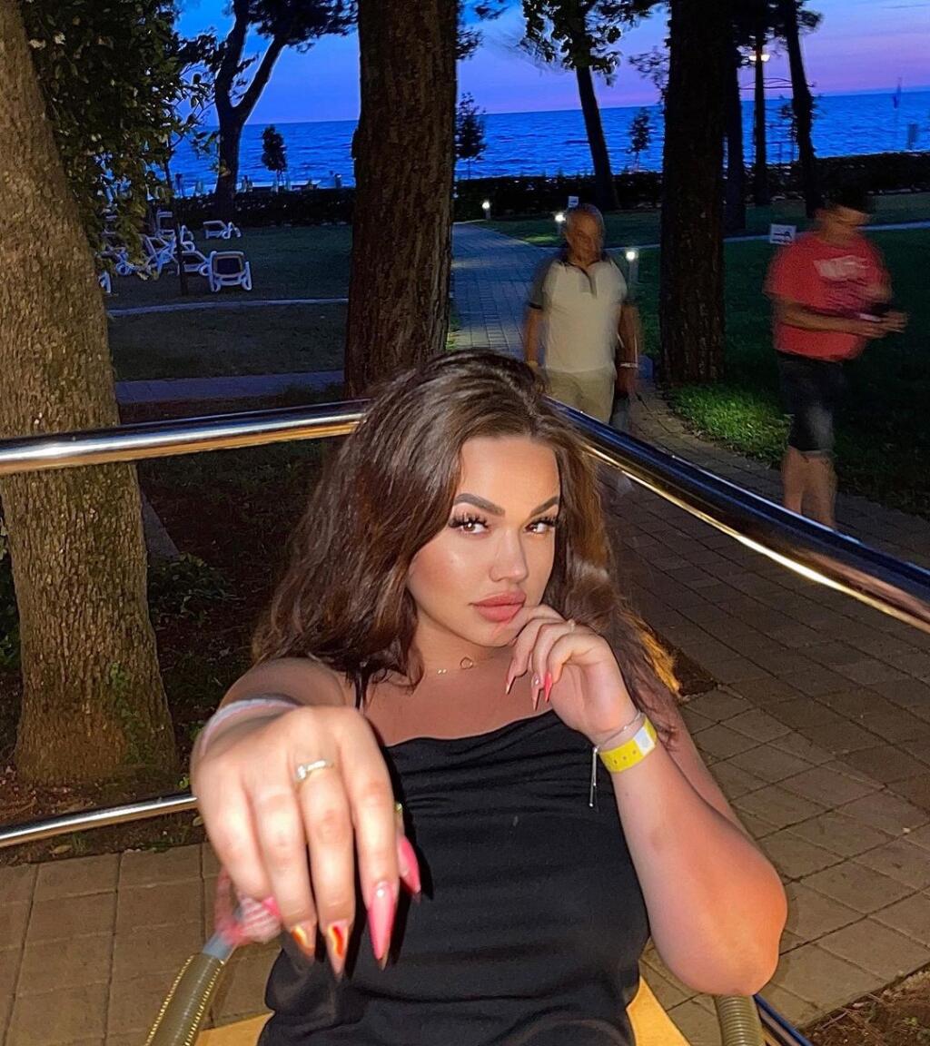 Bea sa zmenila na sexi kosť.