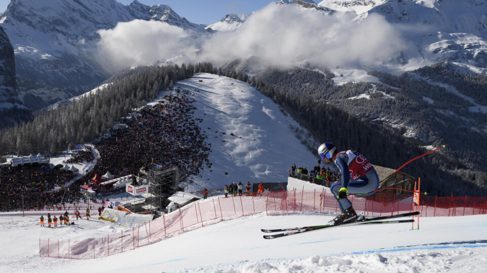 JB 21 Wengen - Na archívnej snímke z 18. januára 2020 taliansky lyžiar Dominik Paris počas zjazdu mužov Svetového pohára v alpskom lyžovaní vo švajčiarskom stredisku Wengen. Slávne preteky vo Wengene zostanú súčasťou kalendára Svetového pohára alpských lyžiarov. Podnikateľ Jörg Moser poskytol organizátorom 300.000 švajčiarskych frankov (cca 283.000 eur), vďaka čomu Švajčiarsky lyžiarsky zväz v pondelok 25. mája stiahol žiadosť o vyškrtnutie podujatia z predbežného itinerára. Šéf zväzu Urs Lehman