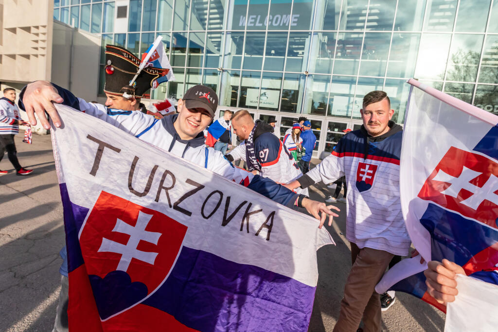 Na snímke sú slovenskí fanúšikovia pred piatym zápasom základnej skupiny MS 2022 v Helsinkách, v ktorom nastúpili slovenskí hokejisti proti Kazachstanu.