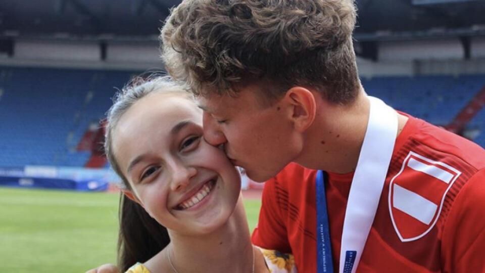 Hodboďova priateľka Simona sa z tragickej udalosti nevie spamätať. Do neba mu poslala srdcervúce vyznanie.