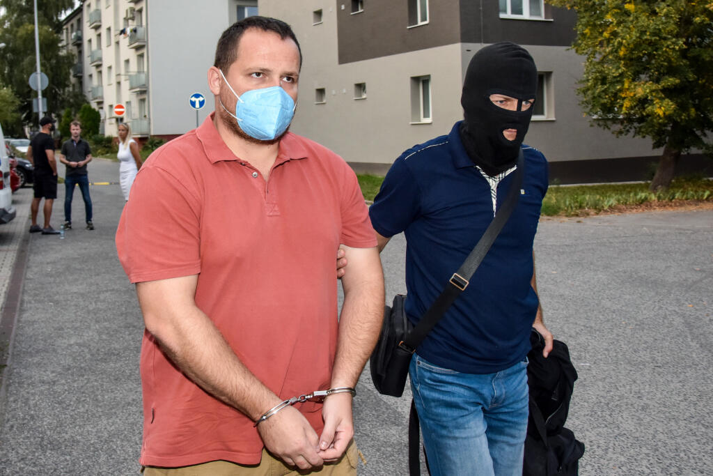 Sudca pre prípravné konanie Okresného súdu (OS) Bratislava III bude v stredu podvečer rozhodovať o návrhu prokurátora Krajskej prokuratúry (KP) v Bratislave stíhať osoby zadržané v rámci akcie Úradu inšpekčnej služby (ÚIS). Na snímke zadržaný Pavol Ď. prichádza v sprievode polície na Okresný súd (OS) Bratislava III, 15. septembra 2021 v Bratislave. FOTO TASR - Pavol Zachar