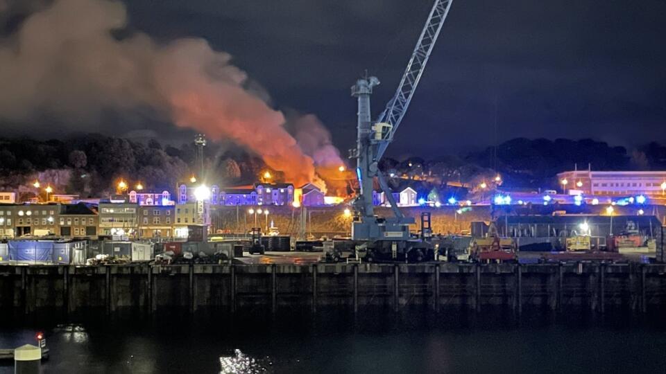 Najmenej jedna osoba prišla o život pri výbuchu v bytovke v meste Saint Helier na britskom ostrove Jersey.