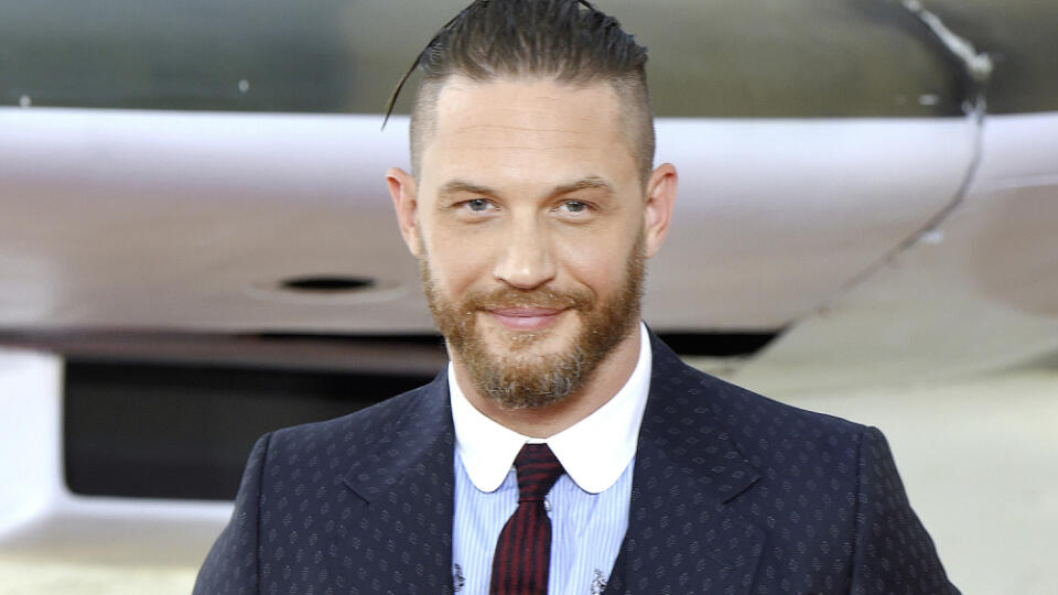 Tom Hardy mal problém s alkoholom a drogami.