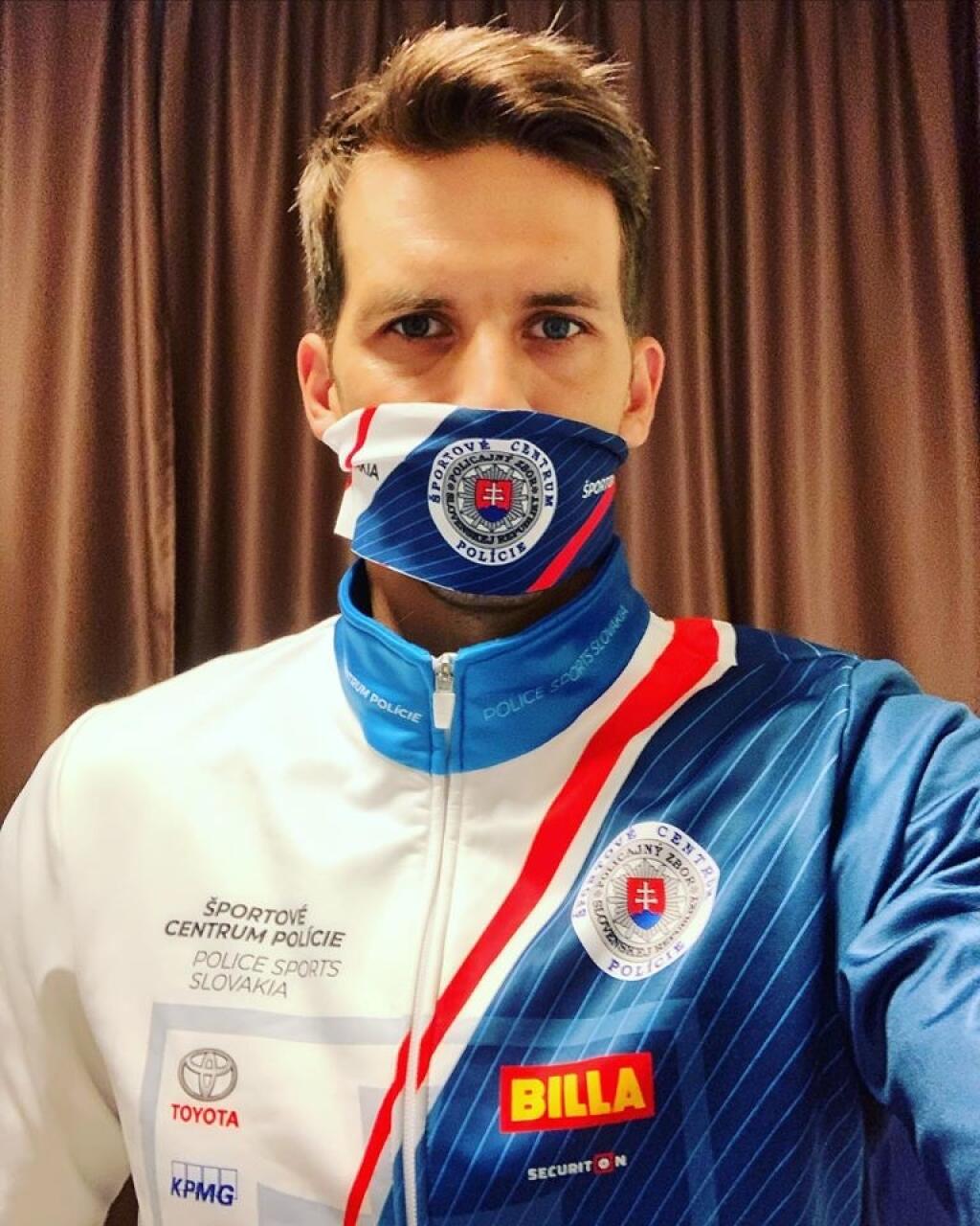 Matej Beňuš s ochranou proti vírusu