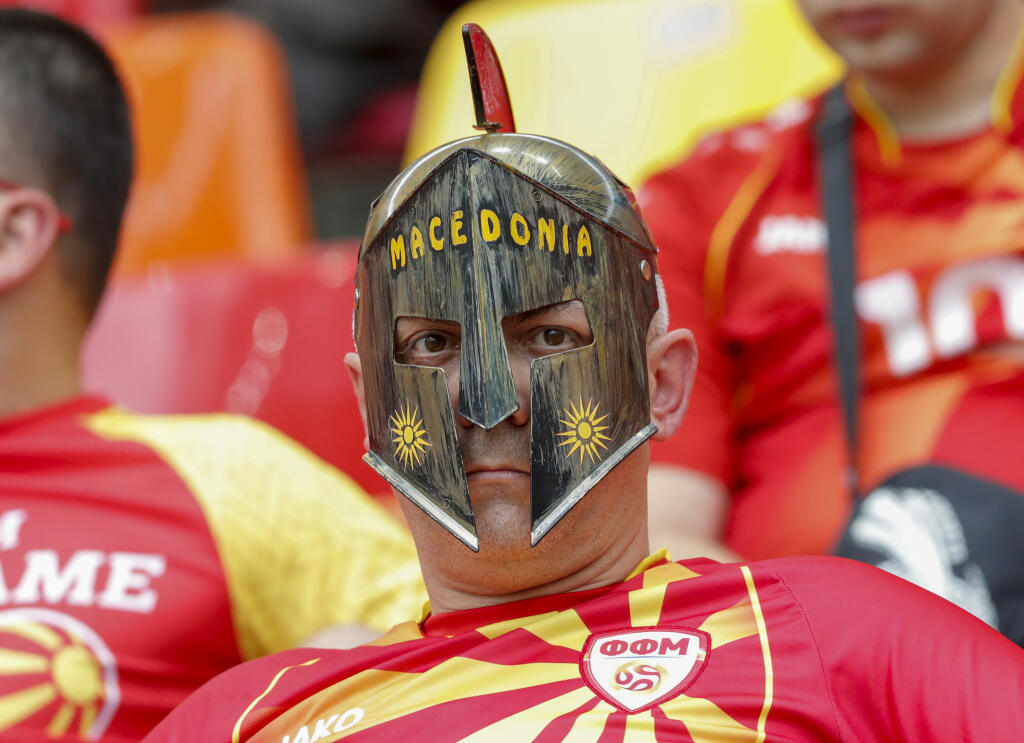 KK7 Bukurešť - Fanúšikovia zo Severného Macedónska čakajú na začiatok zápasu základnej C-skupiny Ukrajina - Severné Macedónsko na ME vo futbale 17. júna 2021 v Bukurešti. FOTO TASR/AP
North Macedonian fans wait for the start of the Euro 2020 soccer championship group C match between Ukraine and North Macedonia at the National Arena stadium in Bucharest, Romania, Thursday, June 17, 2021. (AP Photo/Robert Ghememt, Pool)
