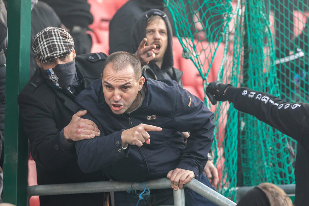 Doposiaľ nestotožnila viacero aktérov nechutného incidentu a tak požiadala o pomoc.