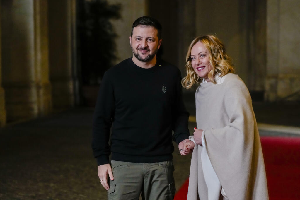 KK56 Rím - Talianska premiérka Giorgia Meloniová víta ukrajinského prezidenta Volodymyra Zelenského v Ríme vo štvrtok 9. januára 2025. Ukrajinský prezident Volodymyr Zelenskyj vo štvrtok pricestoval do Ríma na rokovania s talianskou premiérkou Giorgiou Meloniovou. V piatok sa Zelenskyj stretne aj s prezidentom Sergiom Mattarelom. FOTO TASR/AP
Ukrainian President Volodymyr Zelenskyy, left, is welcomed by Italian Premier Giorgia Meloni at Chigi Palace government headquarters in Rome, Thursday, Jan