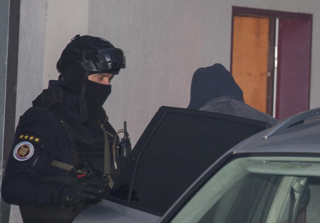 Na snímke Milan L. v sprievode polície prichádza na Špecializovaný trestný súd v Pezinku 6. decembra 2020. Sudkyňa pre prípravné konanie ŠTS v Pezinku začala v nedeľu po 7.30 h rozhodovať o návrhu prokurátora Úradu špeciálnej prokuratúry (ÚŠP) väzobne stíhať policajného exprezidenta Milana L. a ďalších štyroch obvinených v rámci akcie Judáš. Okrem policajného exprezidenta teda rozhoduje aj o návrhu na väzobné stíhanie pre osoby B. B., P. G., M. K. a L. V.  Polícia obvinila v rámci akcie Judáš os