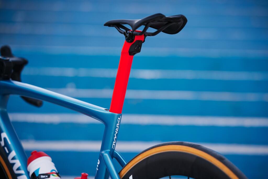 Saganov nový bicykel má bledomodrý rám s malými červenými doplnkami a okrem názvu a loga stajne ho zdobí aj meno Žilinčana s citátom „Nikdy nezlyháš, kým sa neprestaneš snažiť.“