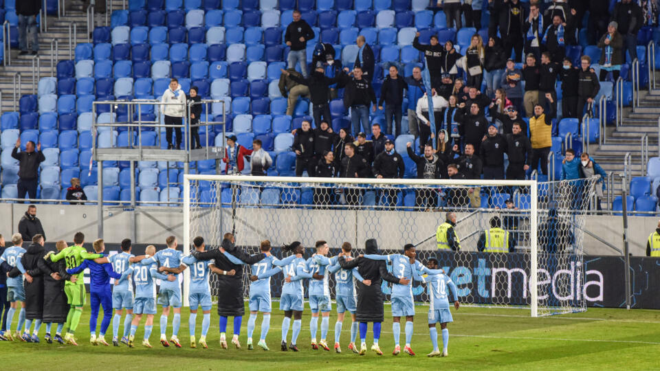 Na snímke radosť hráčov ŠK Slovan Bratislava spolu s fanúšikmi po víťazstve.