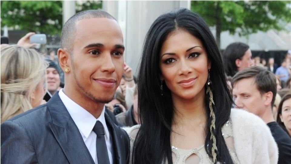Nicole Scherzinger a
Lewis Hamilton