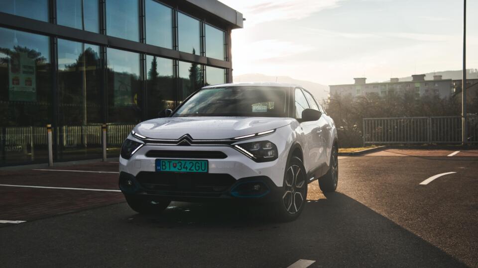 PÚTA POHĽADY OKOLIA Citroën posunul svoj dizajnový jazyk na novú úroveň, za ë-C4 sa ľudia otáčajú.