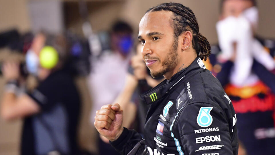 WA 21 archív Sachir - Na archívnej snímke z 29. novembra 2020 sedemnásobný majster sveta formuly 1 Lewis Hamilton sa teší po triumfe na Veľkej cene Bahrajnu v Sachire. Hamilton mal pozitívny test na koronavírus. V utorok 1. decembra 2020 o tom informovala Medzinárodná automobilová federácia (FIA). Tridsaťpäťročný Brit tak vynechá víkendovú Veľkú cenu Sachiru.Britský jazdec Mercedesu už v predstihu získal siedmy titul majstra sveta, čím vyrovnal rekord Nemca Michaela Schumachera. FOTO TASR/AP
F