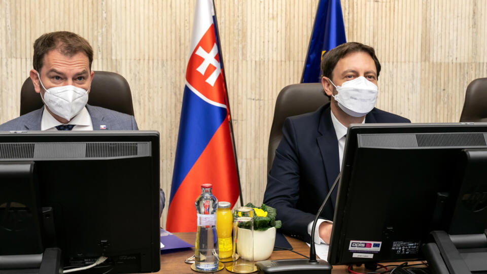 Na snímke sú príchody ministrov na 1. zasadanie vlády pod vedením premiéra Eduarda Hegera.