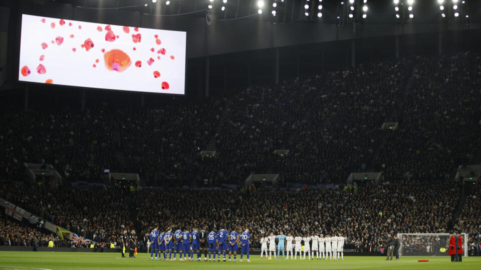 EBE 35 Londýn - Na snímke hráči stoja počas piety na počesť Dňa vojnových veteránov (11. novembra) pred zápasom 11. kola anglickej Premier League vo futbale Tottenham Hotspur - Chelsea FC v Londýne v pondelok 6. novembra 2023. FOTO TASR/AP

Players show their respect ahead of Remembrance Day at the beginning of the English Premier League soccer match between Tottenham Hotspur and Chelsea, at Tottenham Hotspur Stadium, London, Monday, Nov. 6, 2023. (AP Photo/David Cliff)